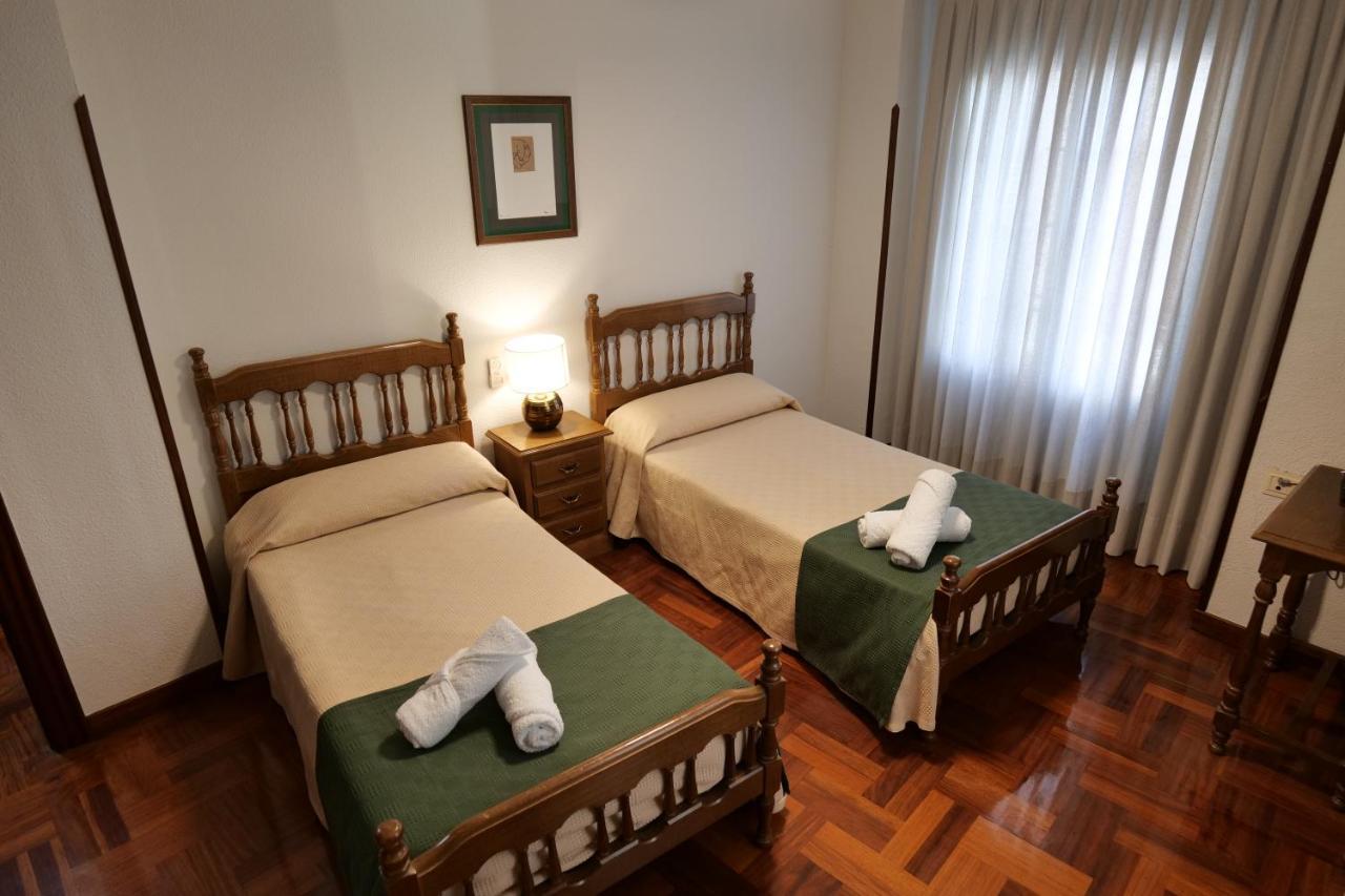 Hostal Cristina Естеля Екстериор снимка